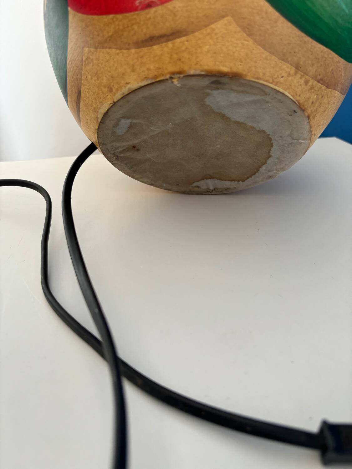 Ceramic table lamp representing women in hats on the sand.