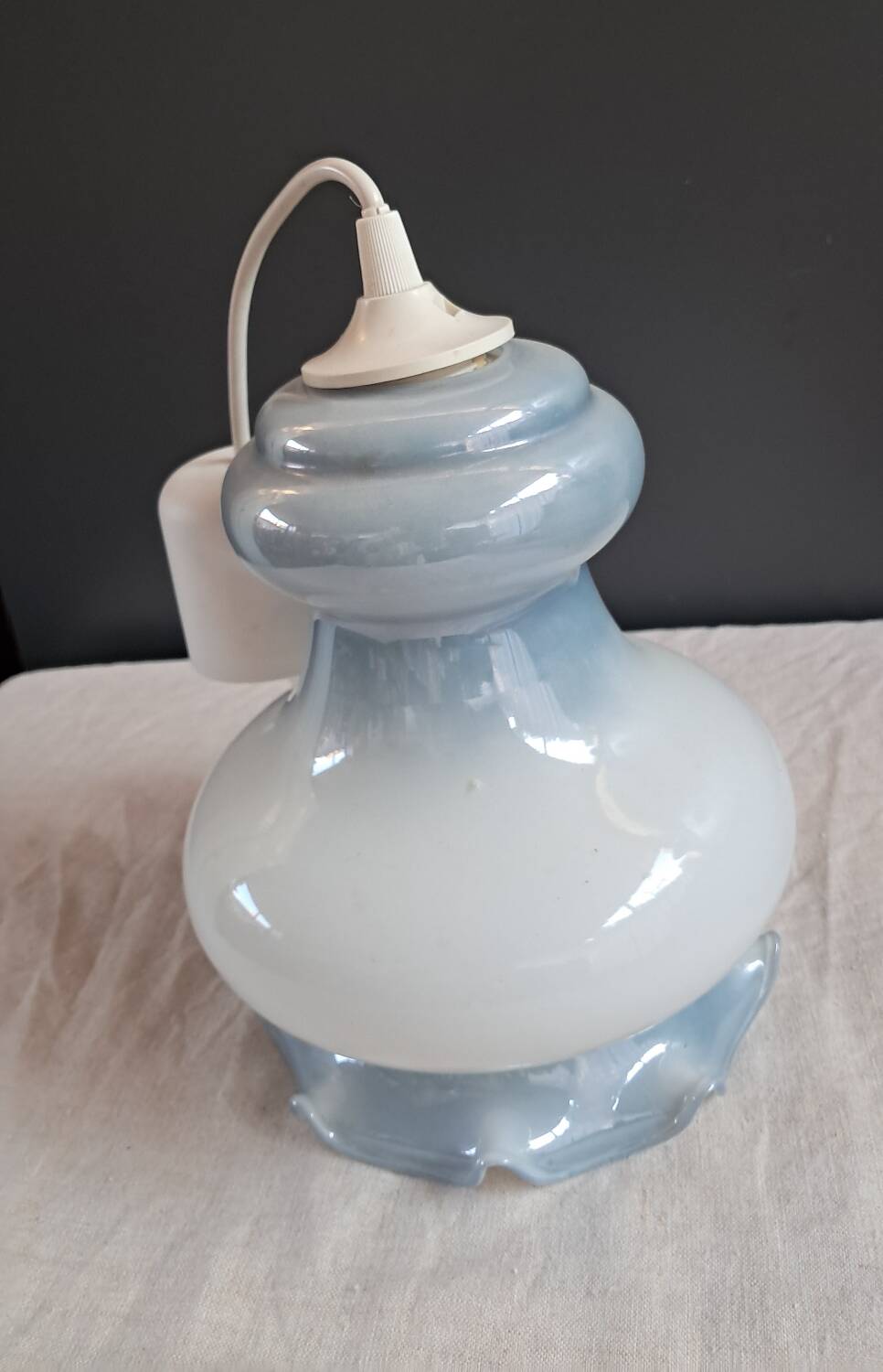 Blue opaline suspension