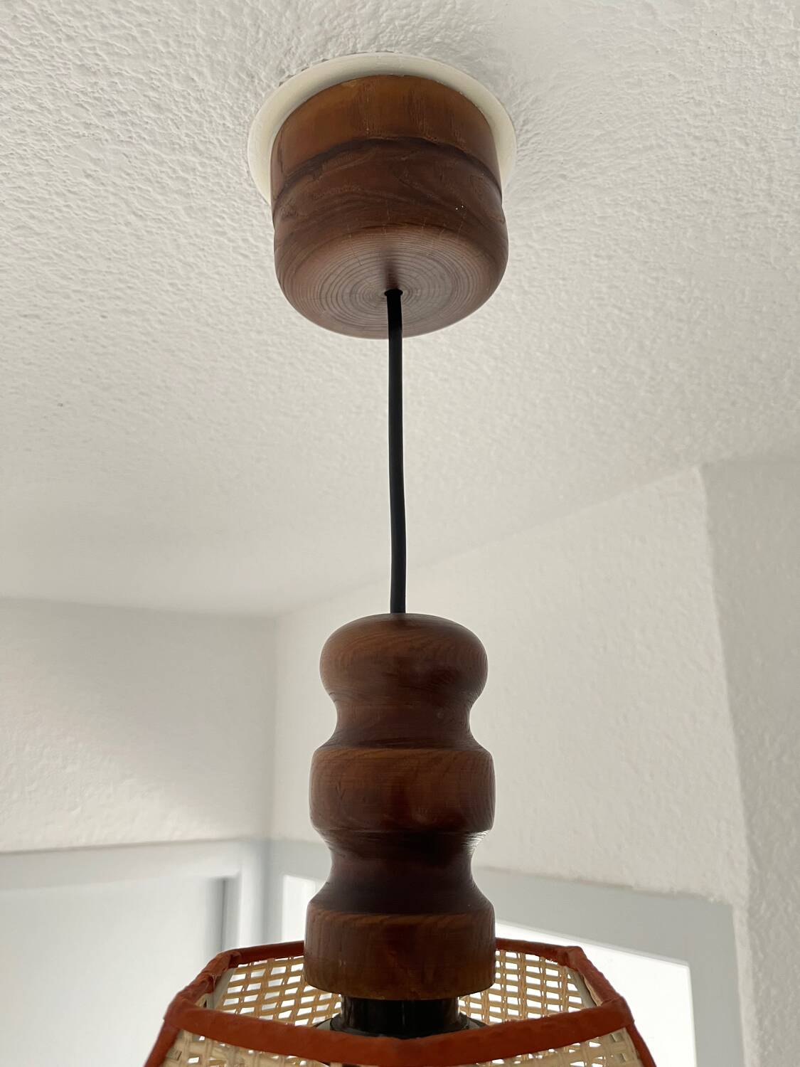 Suspension vintage en bois et cannage