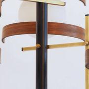 Suspension italienne 3 globes en opaline avec teck et laiton.