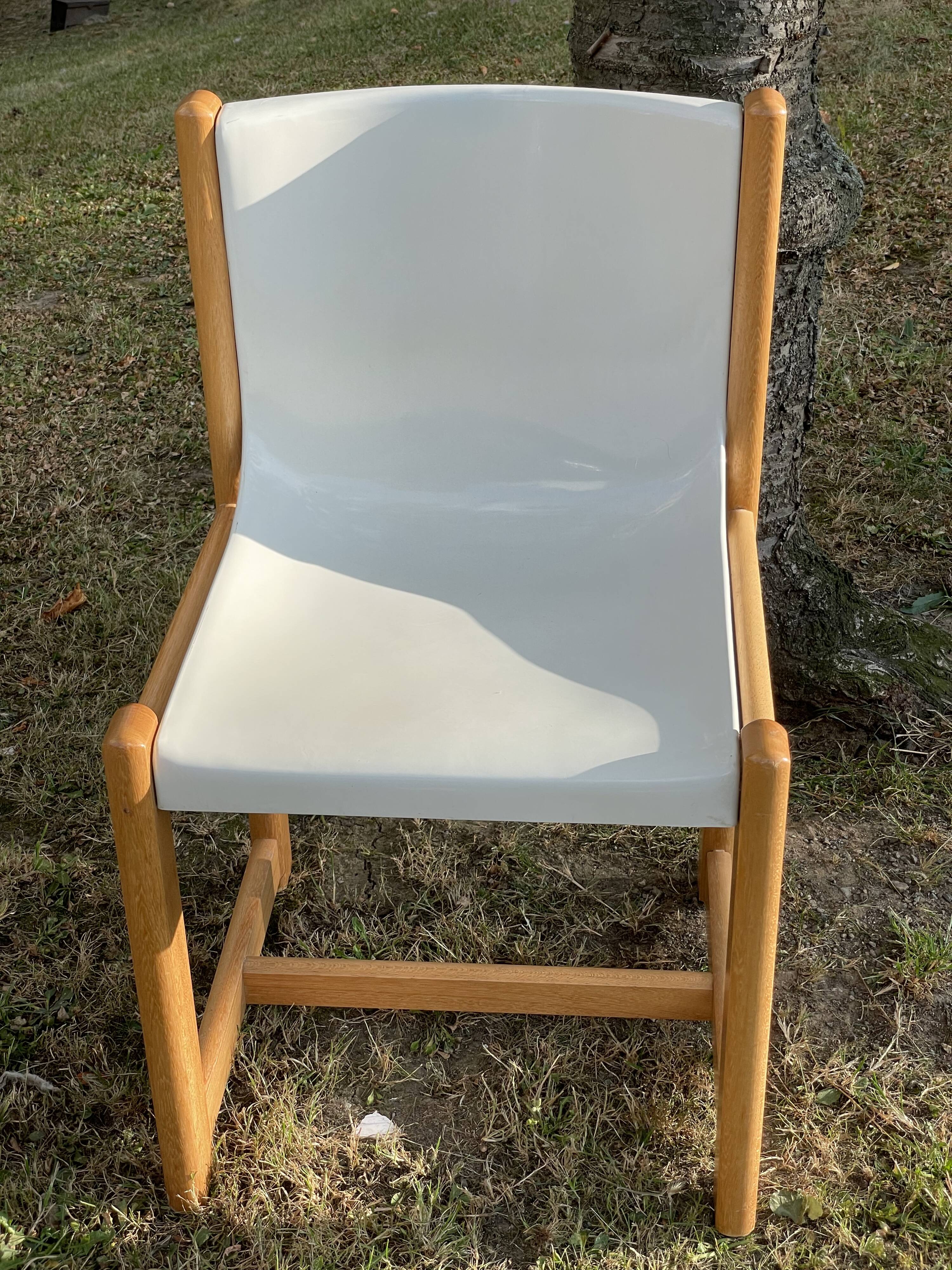 Gautier chair in white thermoformed plastic and wood