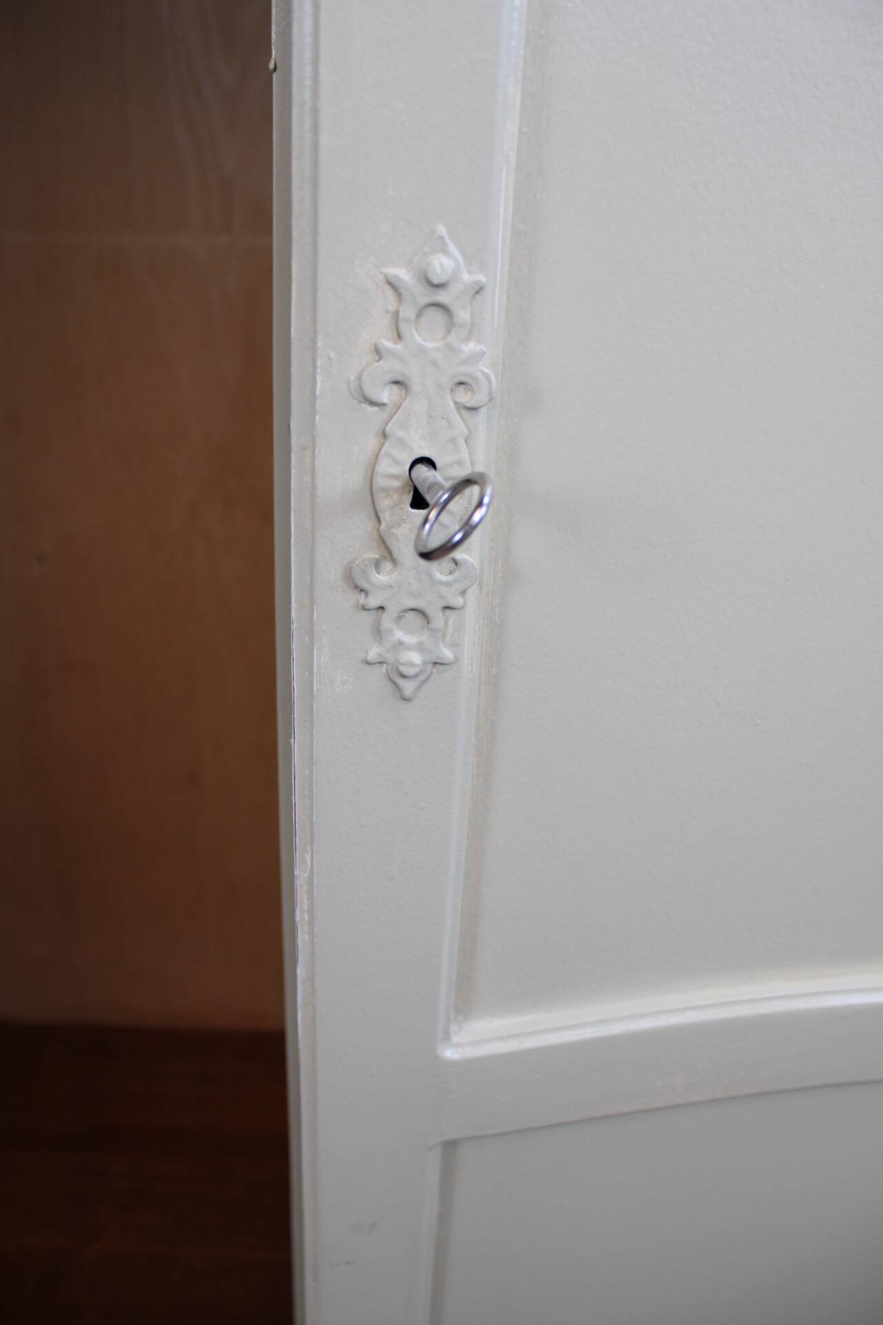 Armoire parisienne blanche avec penderie et étagères – France, années 1930