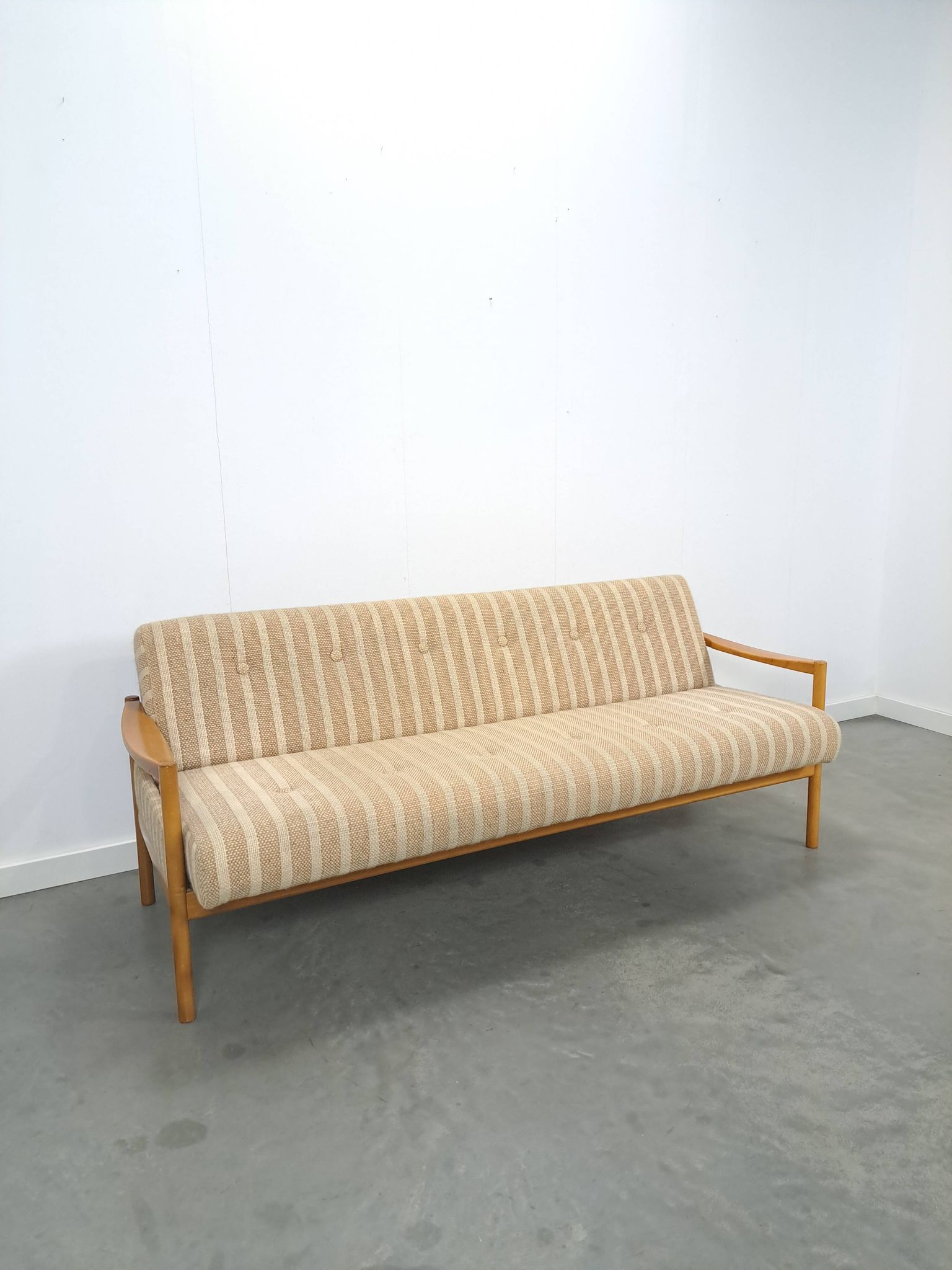 Canapé-lit beige rayé avec cadre en bois
