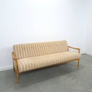 Canapé-lit beige rayé avec cadre en bois