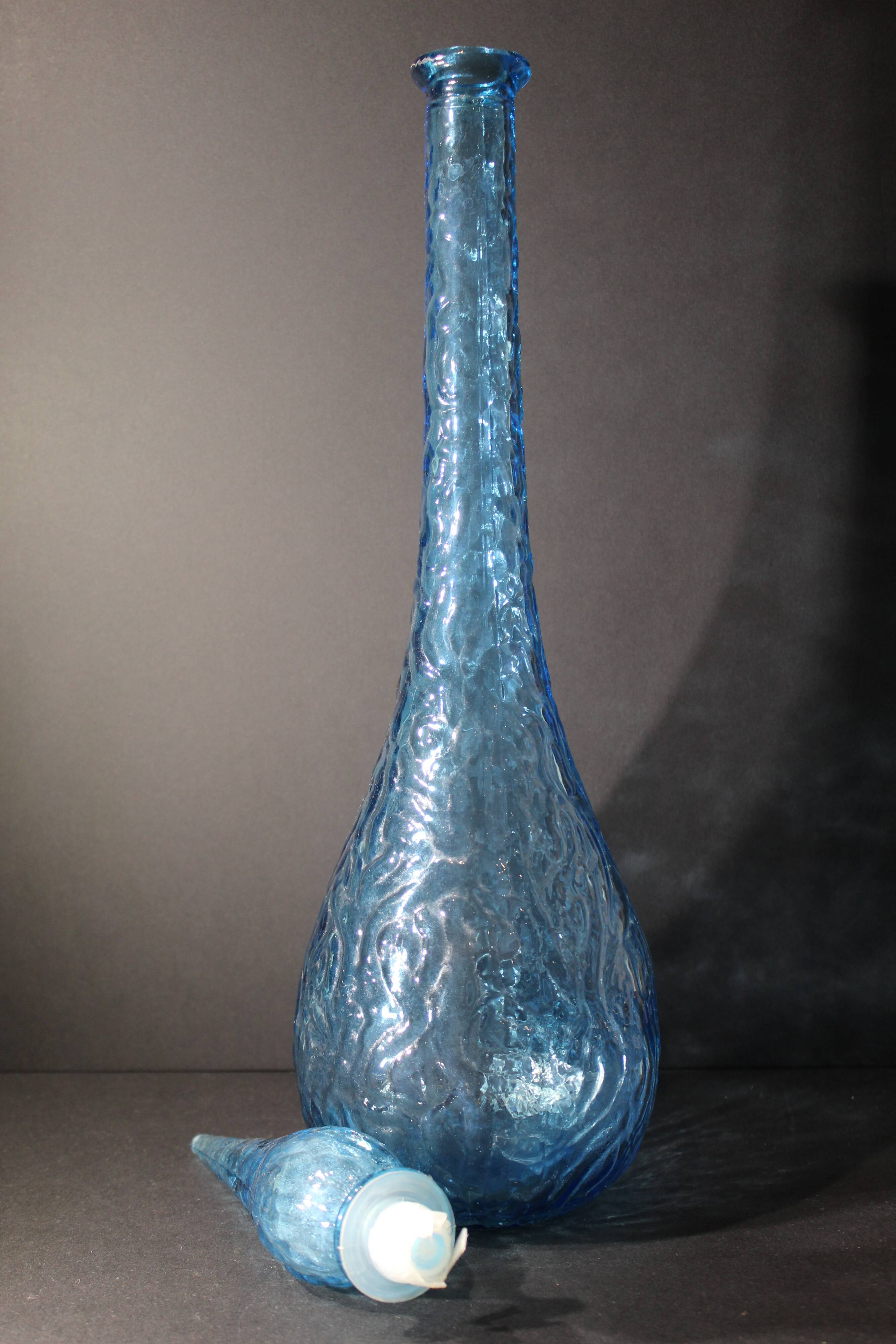Carafe Empoli en verre bleu travaillé en remous