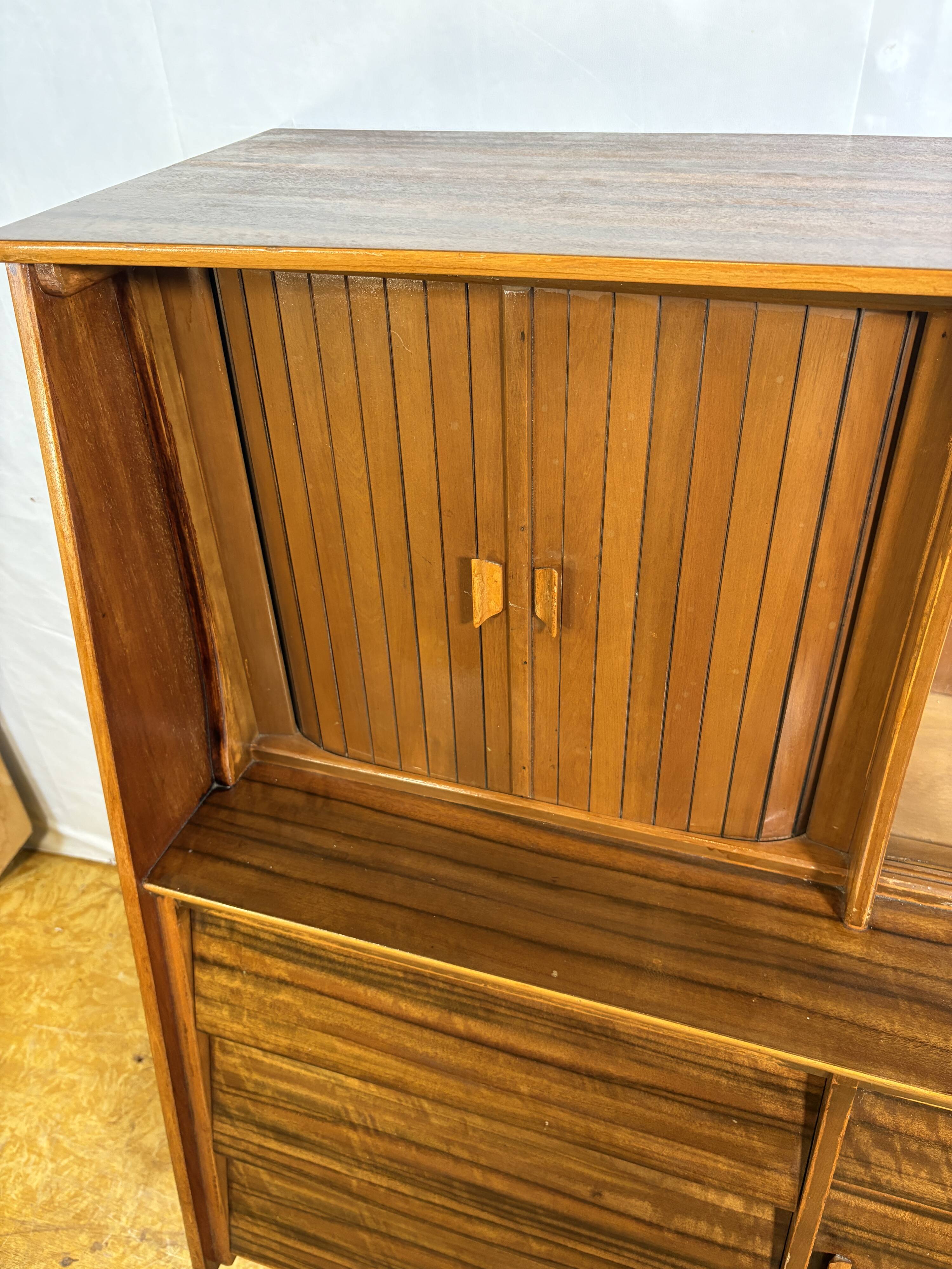 Mid Century Retro Vintage Walnut Sideboard / Drinks Cabinet by F.D. Welters