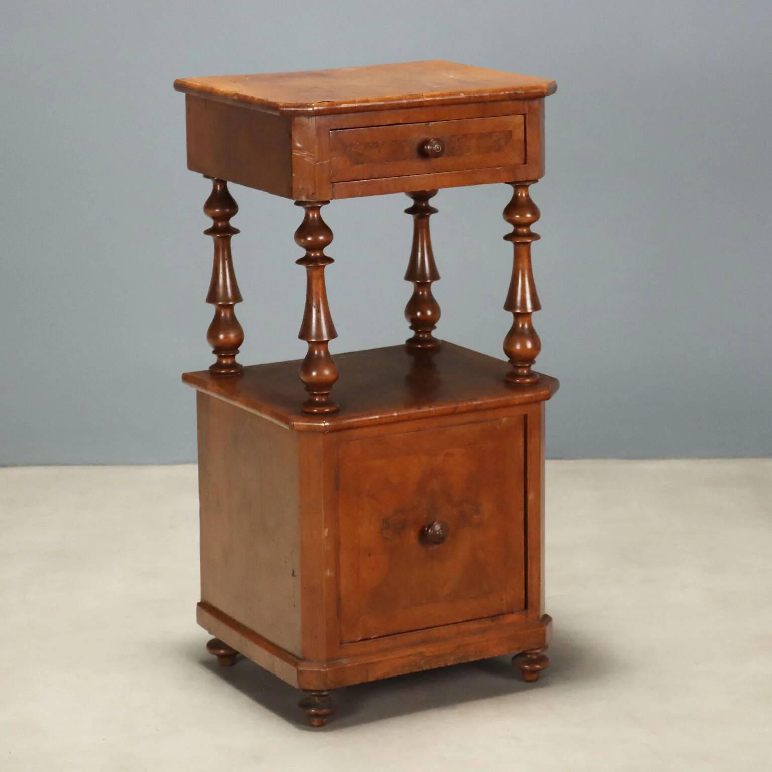 Antique Louis-Philippe bedside table in walnut, Italy, 19th century.
