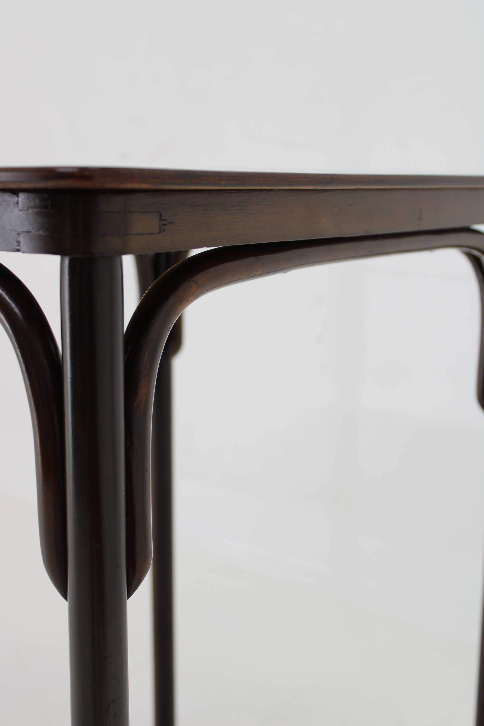 Table d'appoint Art Nouveau en hêtre des années 1910 par J & J Kohn, Autriche