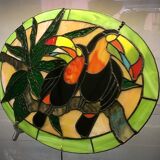 Vitrail de style art déco représentant un couple de toucans