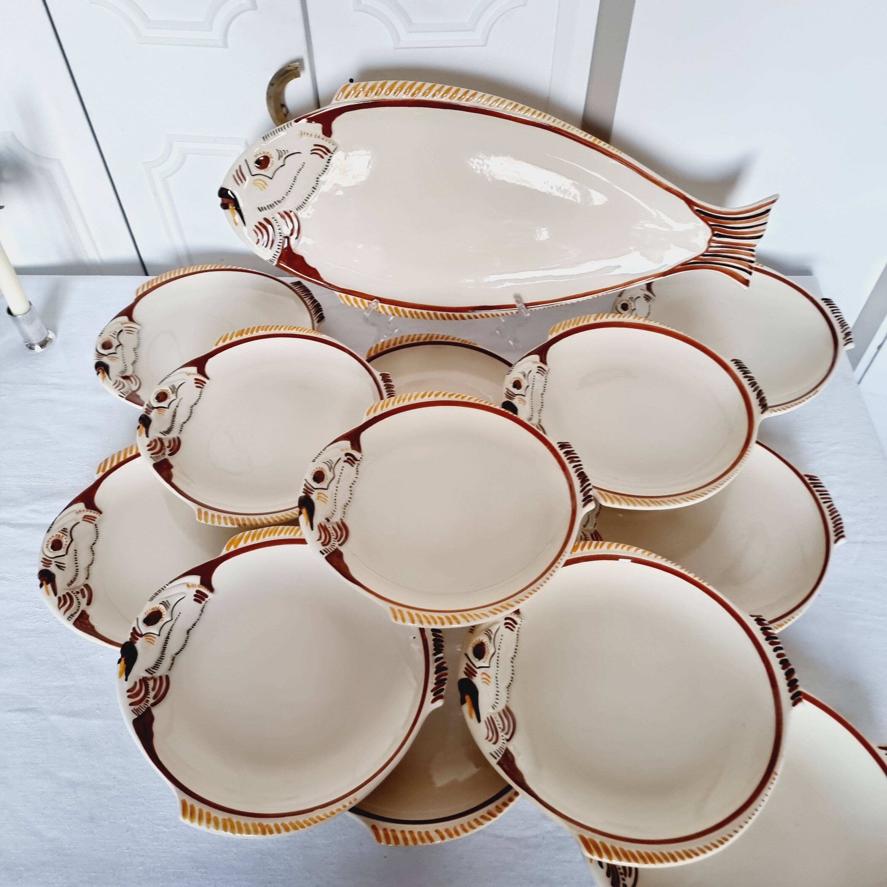 Impressive fish service 12 plates and 1 ceramic tray Author Quimper 1970s.