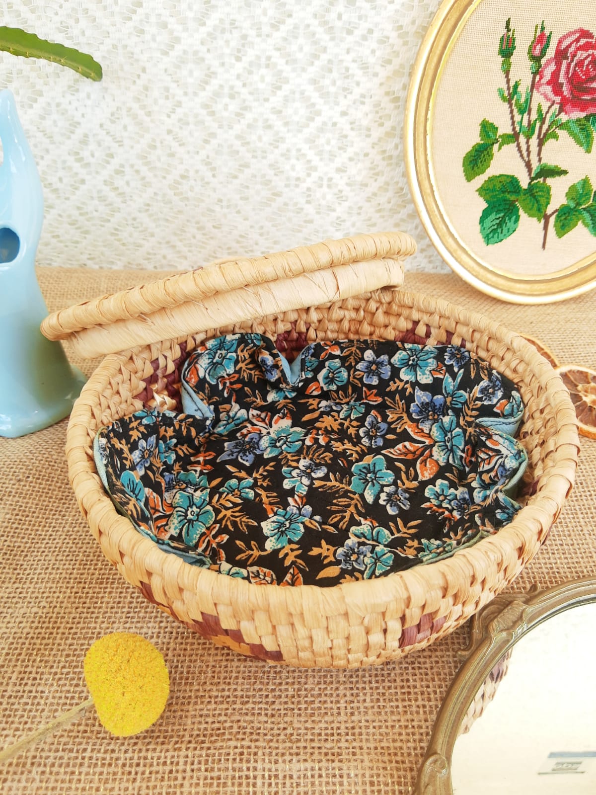 Round raffia box - vintage