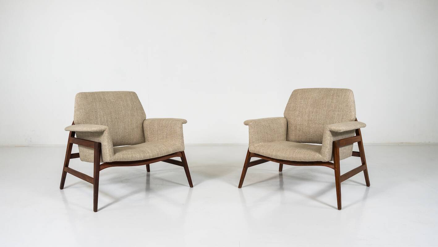 Mid-Century Modern Pair of Armchairs in the style of Gianfranco Frattini, Italy, 1960s