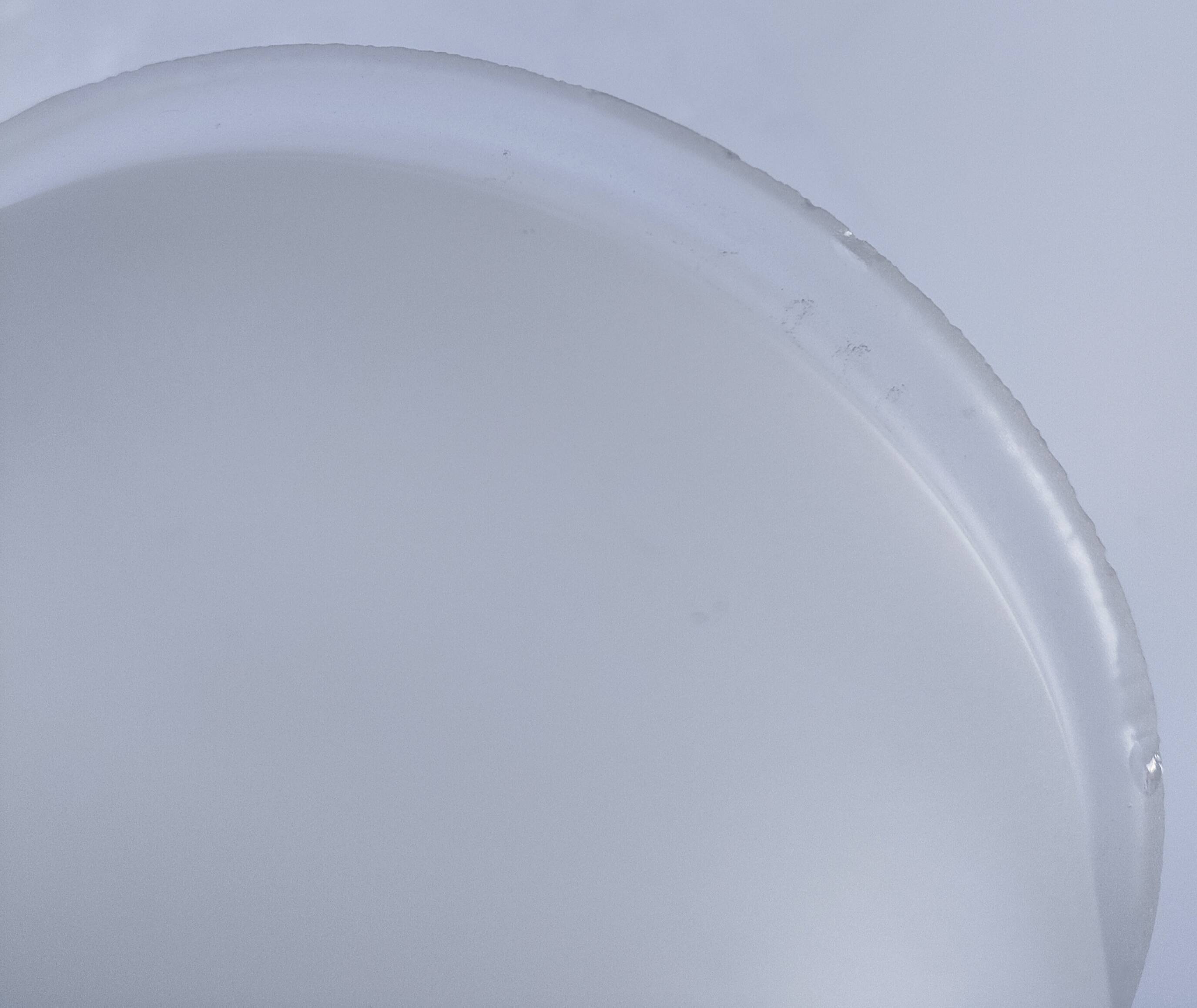 Plafonnier en laiton et verre ciselé début XXème