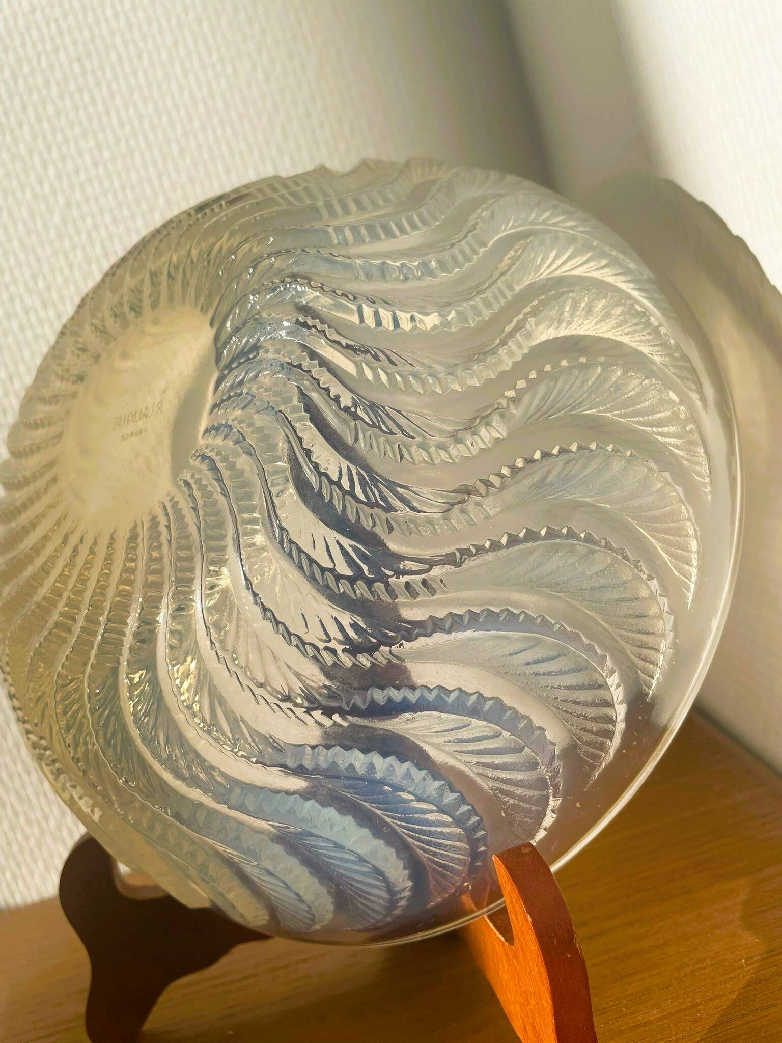 Opalescent glass bowl “Actinia” by René Lalique