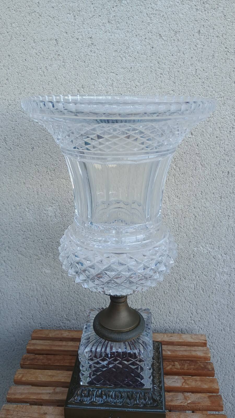 Imposing Médicis vase in cut crystal on a pedestal, created by Vaudeville at Baccarat.
