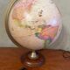 Globe vintage pied en bois