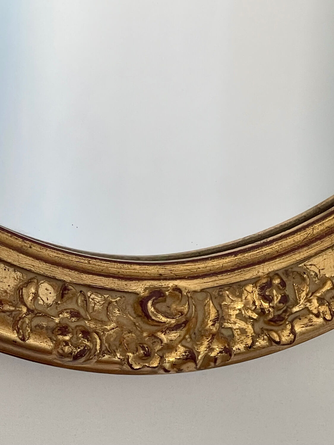 Oval mirror in carved wood