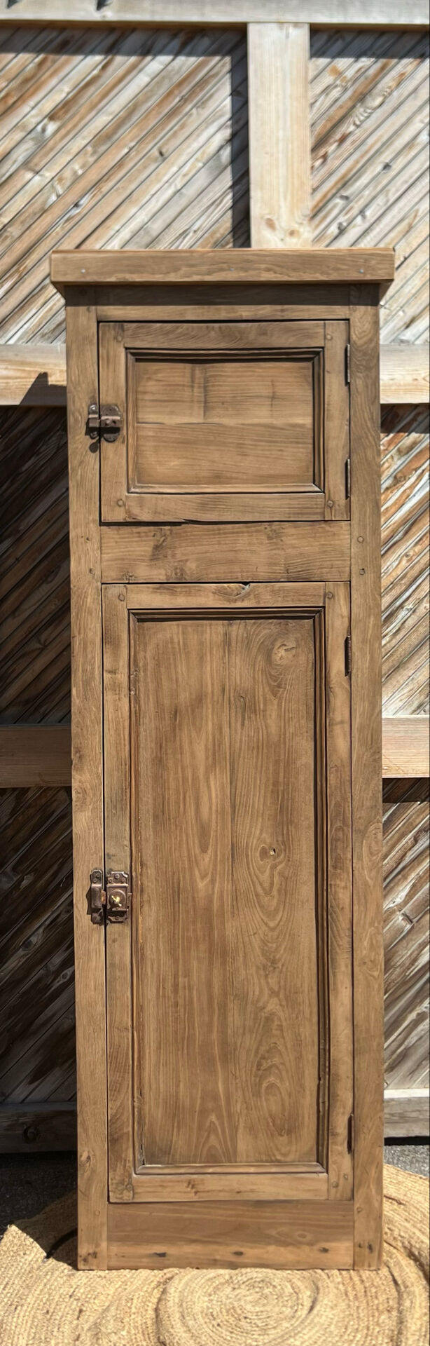Bonnetiere / armoire étroite ancienne en chêne massif brut