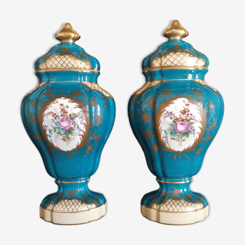 Paire de vases avec couvercles en porcelaine de Paris, fin 19ième