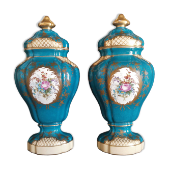 Paire de vases avec couvercles en porcelaine de Paris, fin 19ième