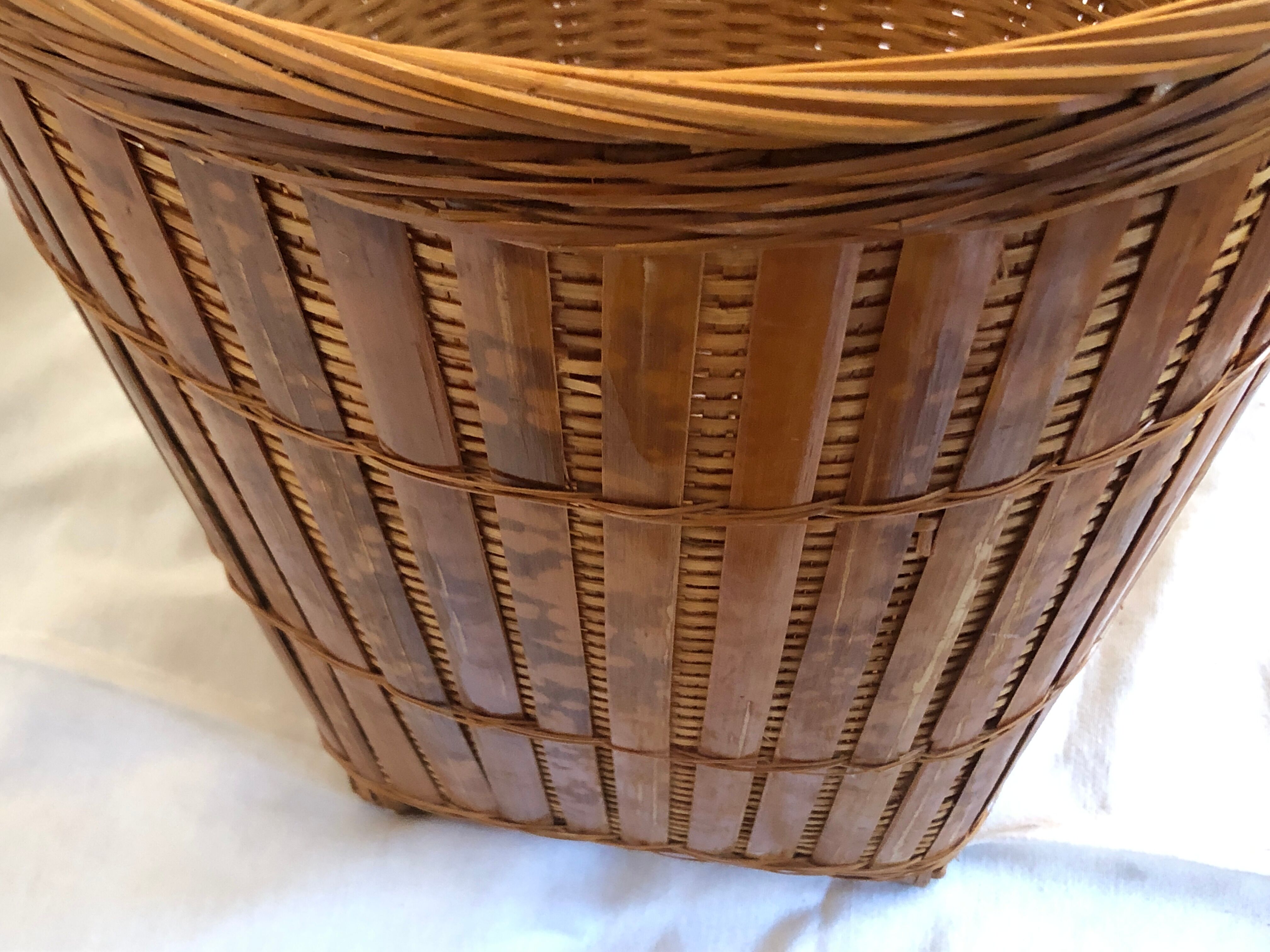 Wicker basket with lid