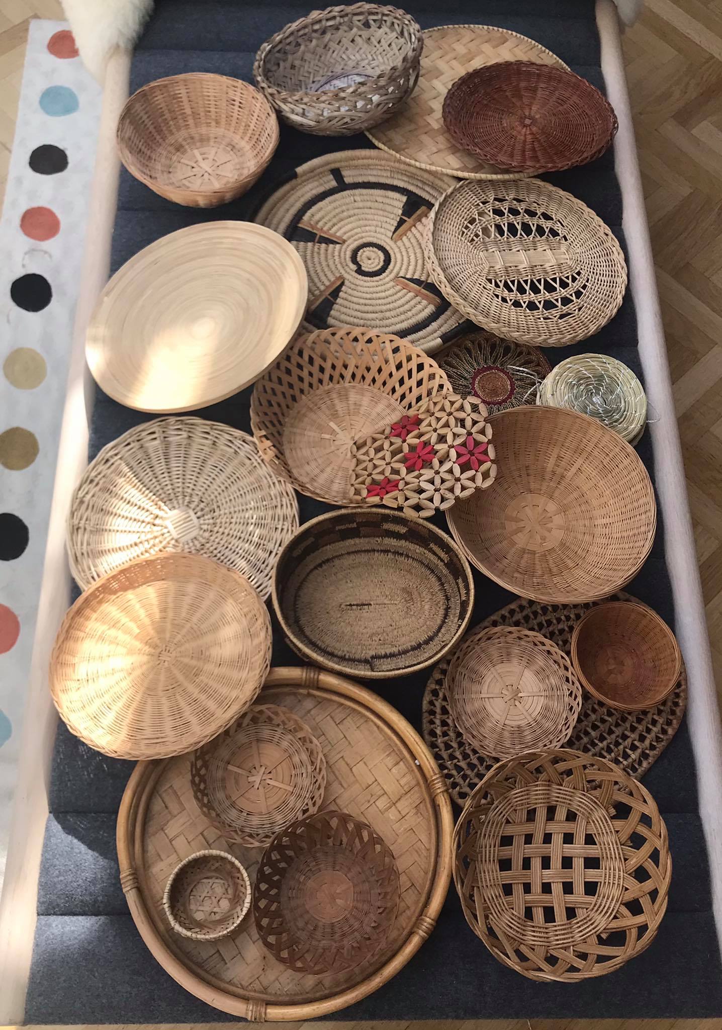 Set 23 decorative rattan baskets