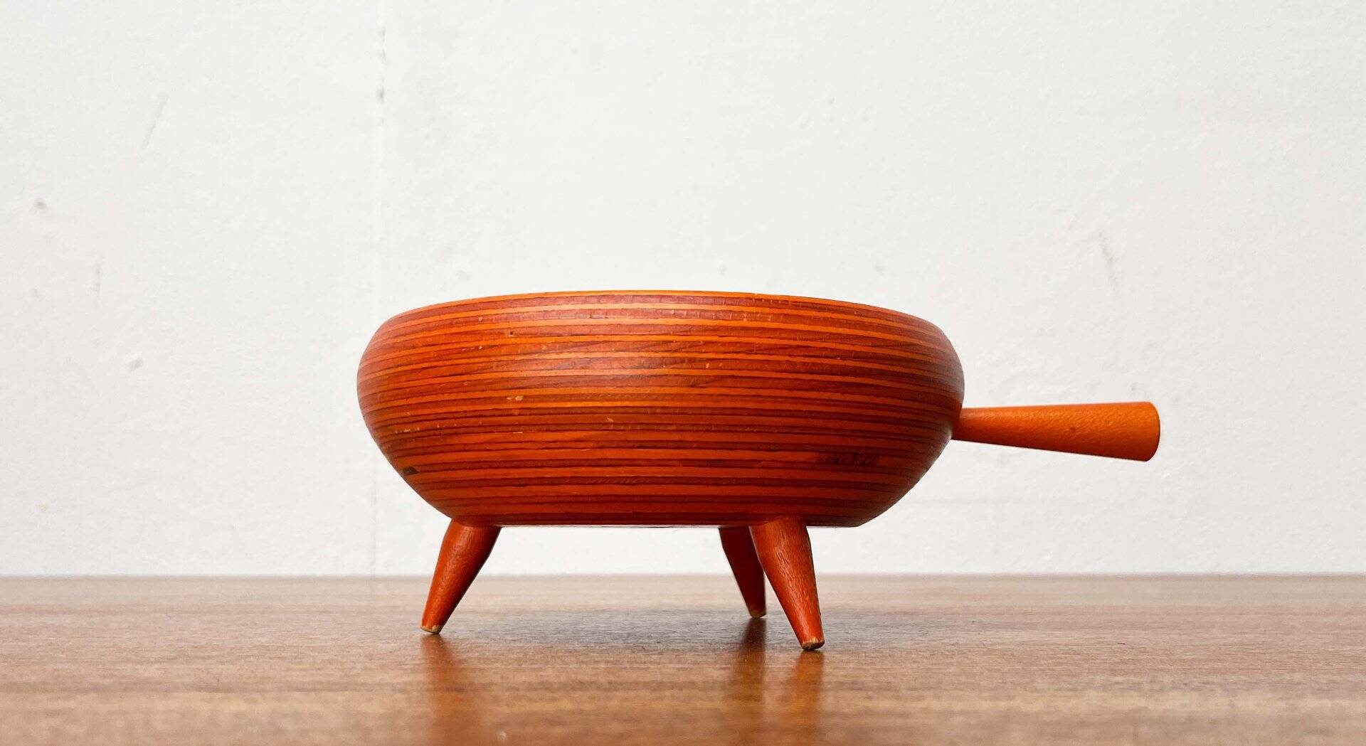 Bol tripode orange moderne du milieu du siècle en bois de Paavo Asikainen, Finlande, 1960s