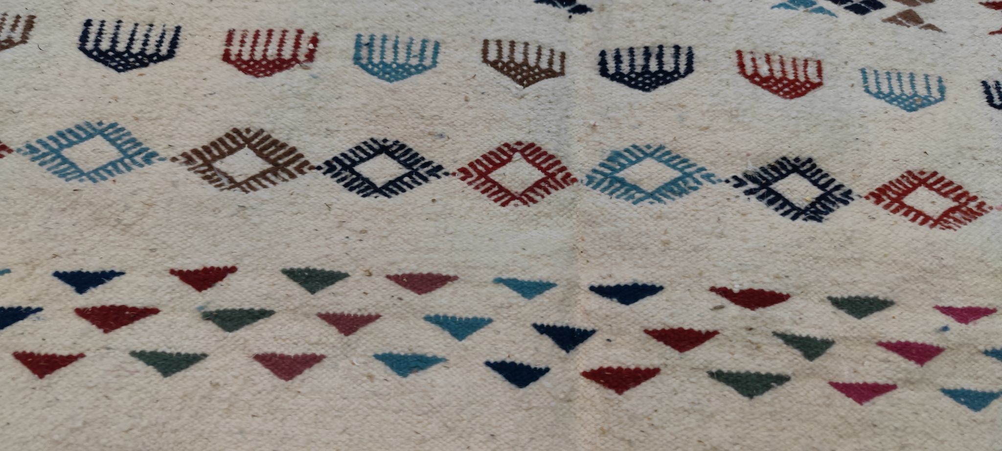 Tapis margoum blanc à motifs berbères multicolores