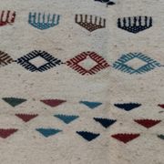Tapis margoum blanc à motifs berbères multicolores
