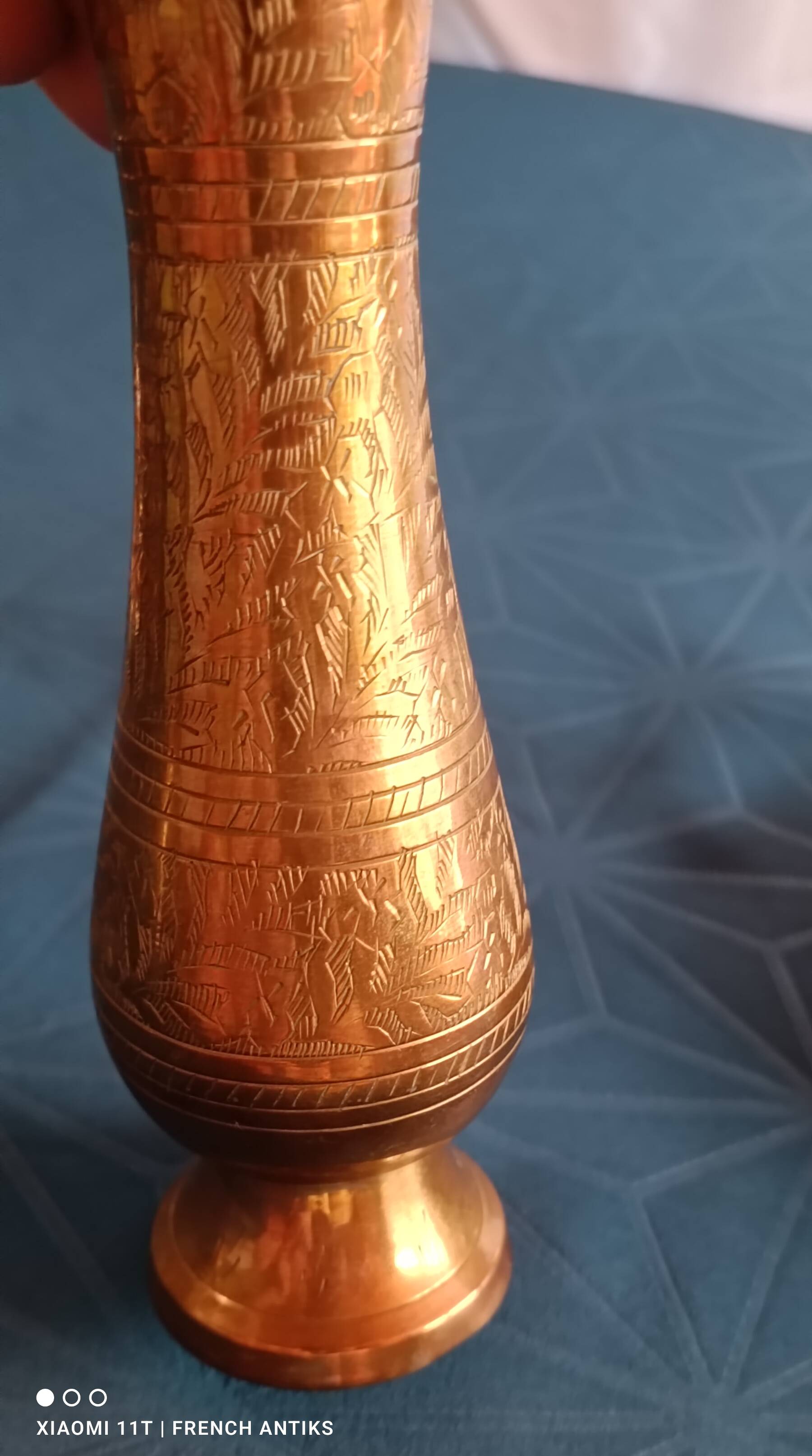 Chiseled brass vase with foliage decoration. Indian craftsmanship from the 19th century.