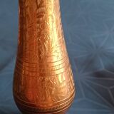 Chiseled brass vase with foliage decoration. Indian craftsmanship from the 19th century.