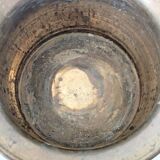 Vintage round cache-pot in hammered brass with decorative handles and patina.