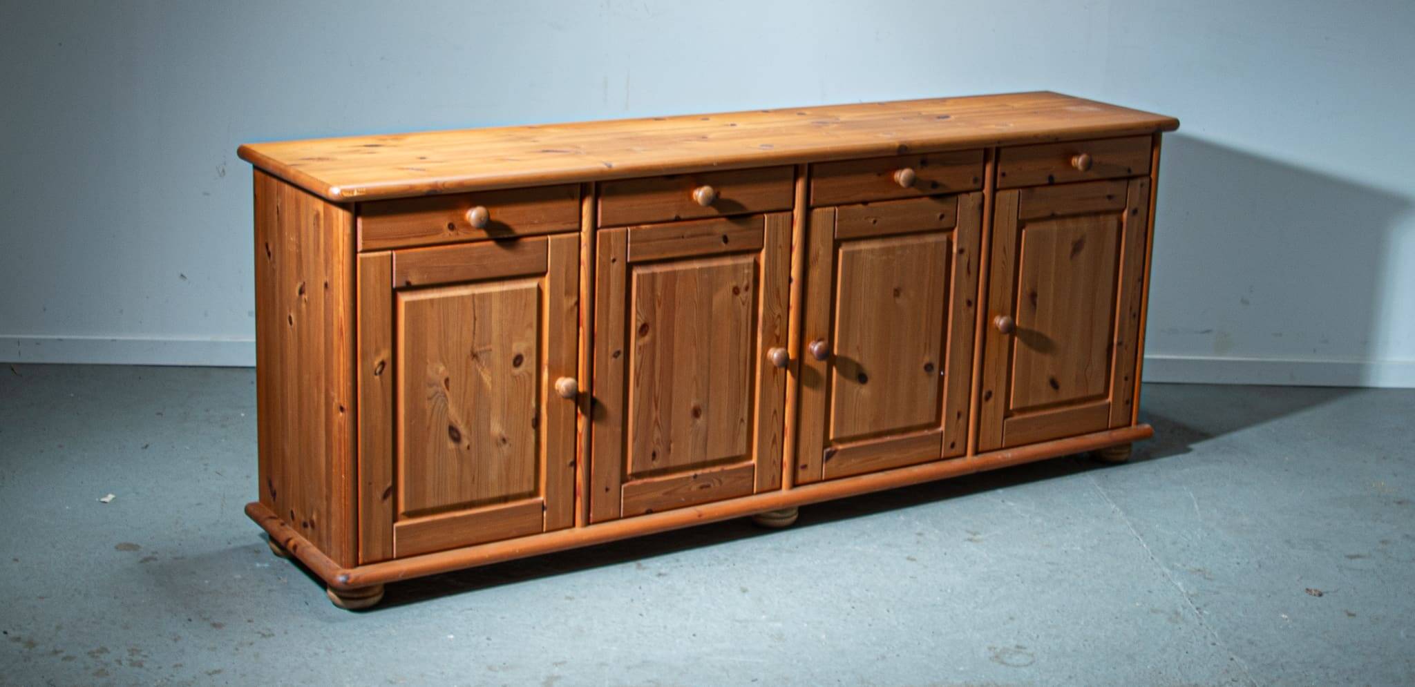 Buffet danois en pin des années 1980
