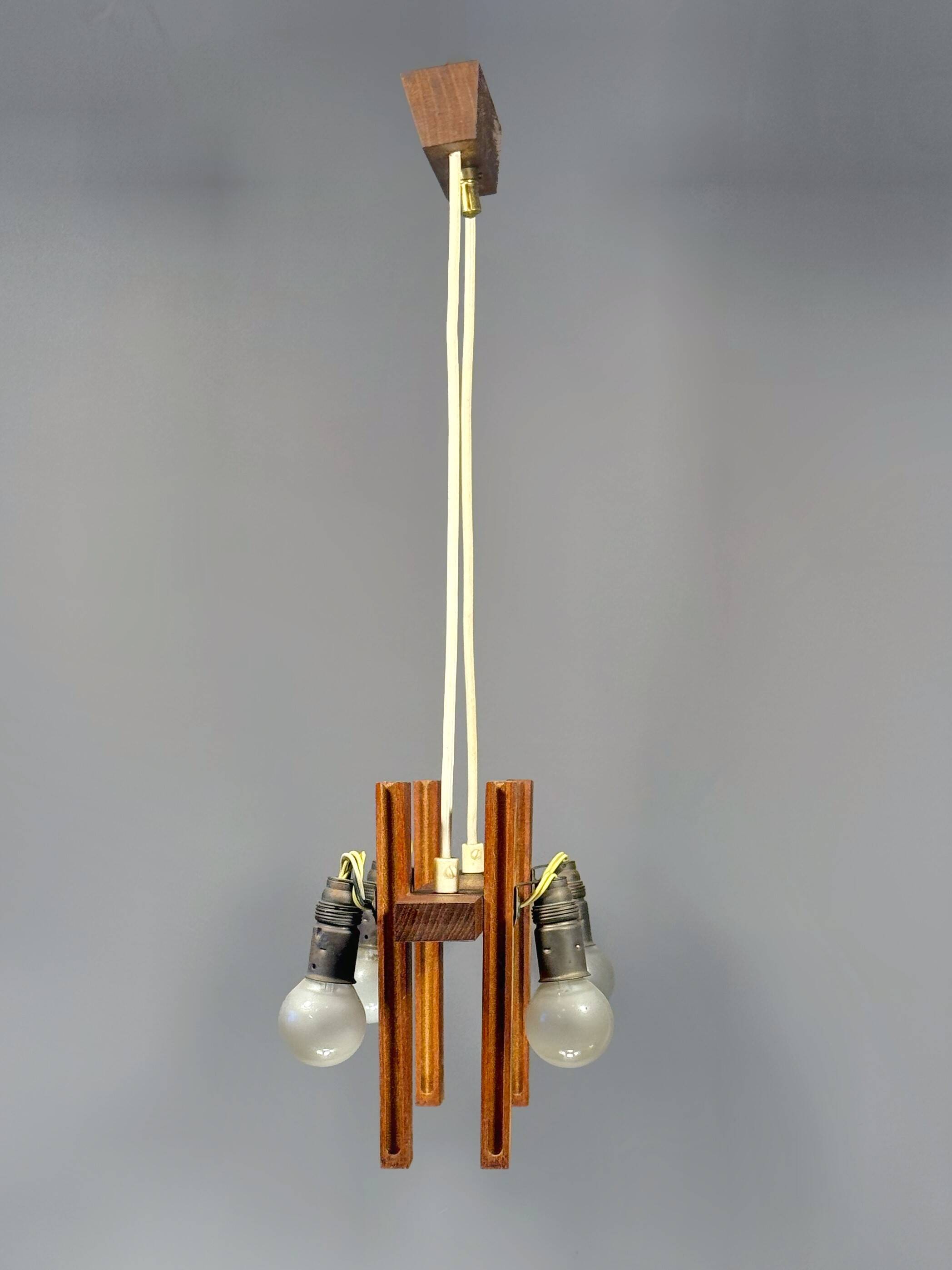 Chandelier scandinave en teck massif avec abat-jours en résine plexiglass – années 1960