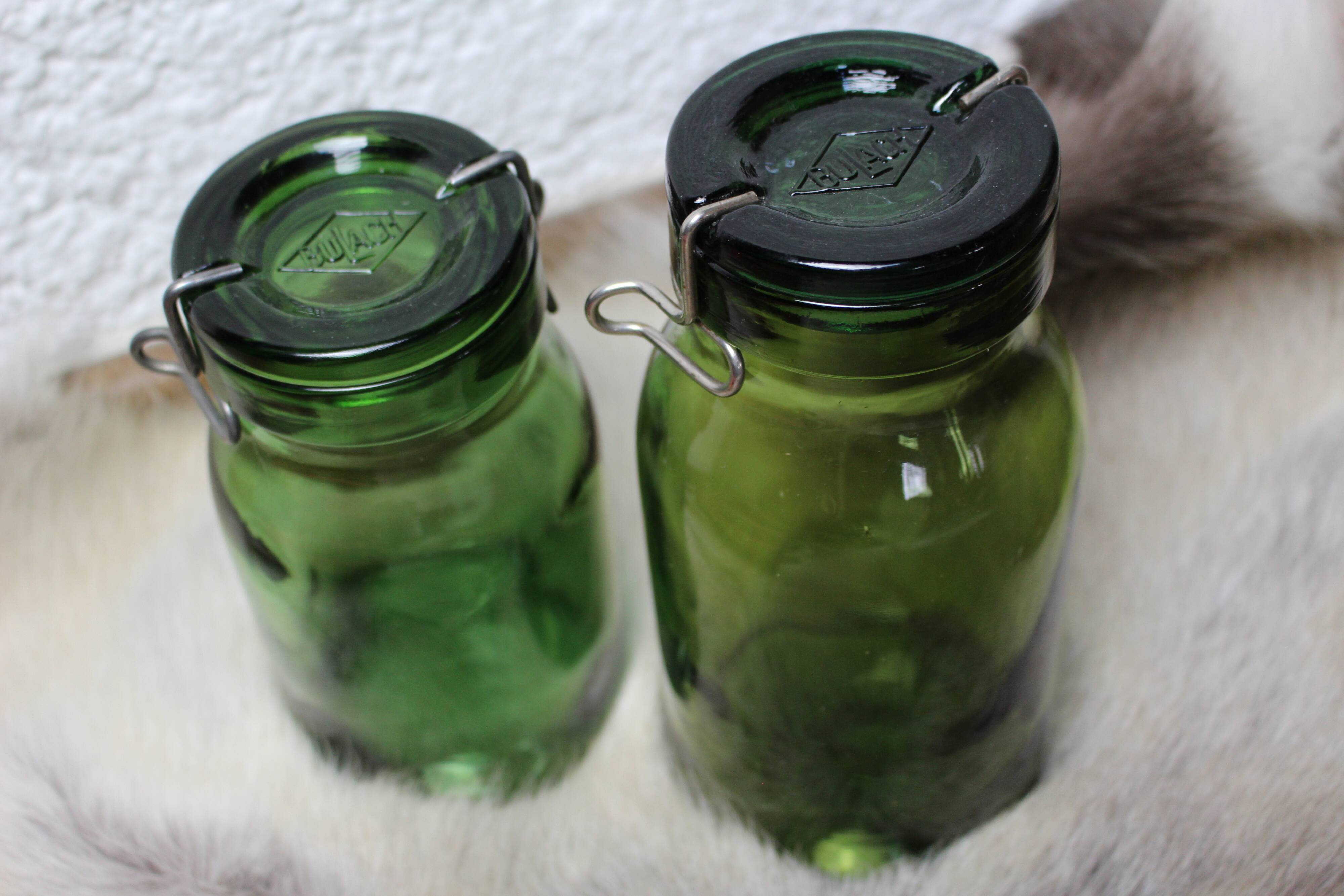 Batch of 2 green jars "Made in Switzerland"
