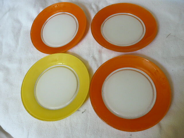 4 flat plates in colored Duralex