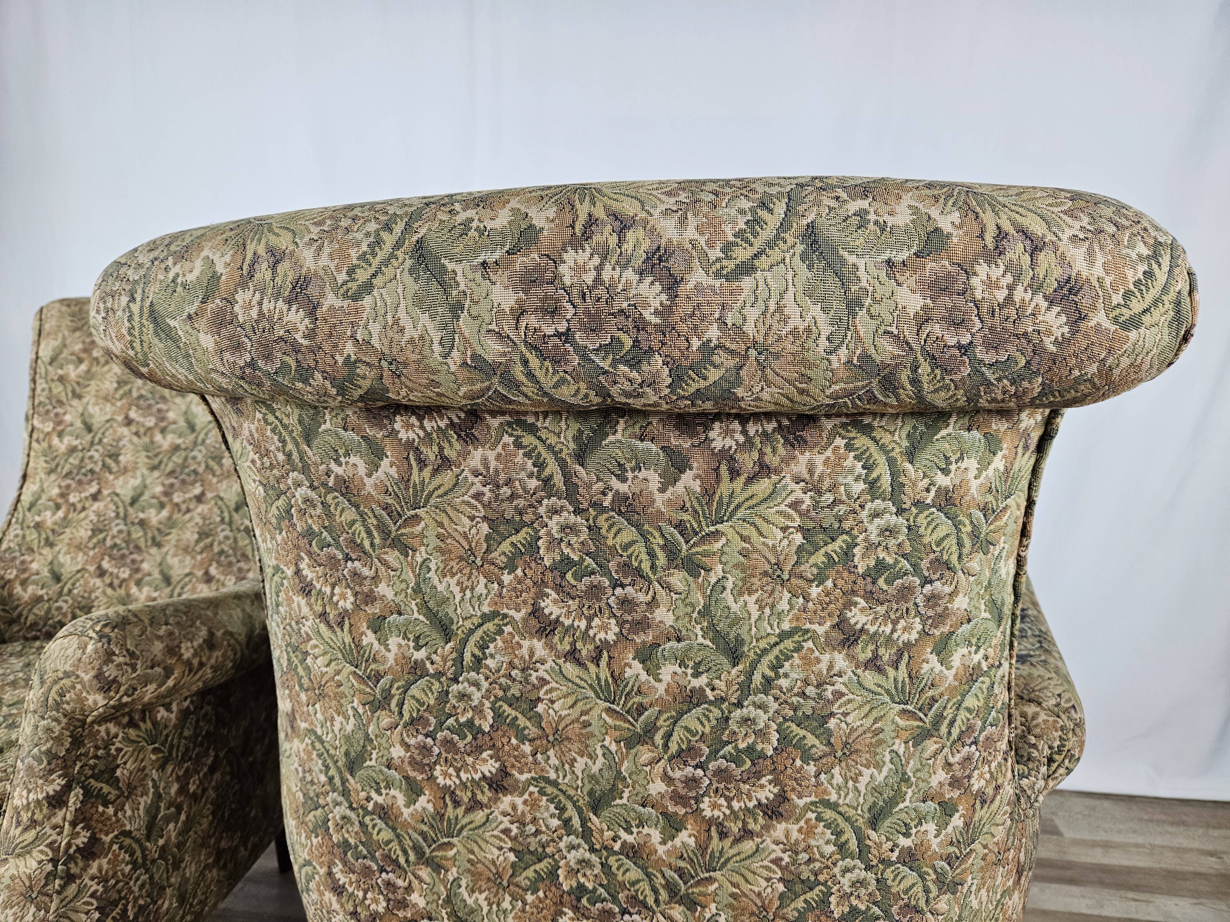 Paire de fauteuils fleuris années 70 avec pieds en bois