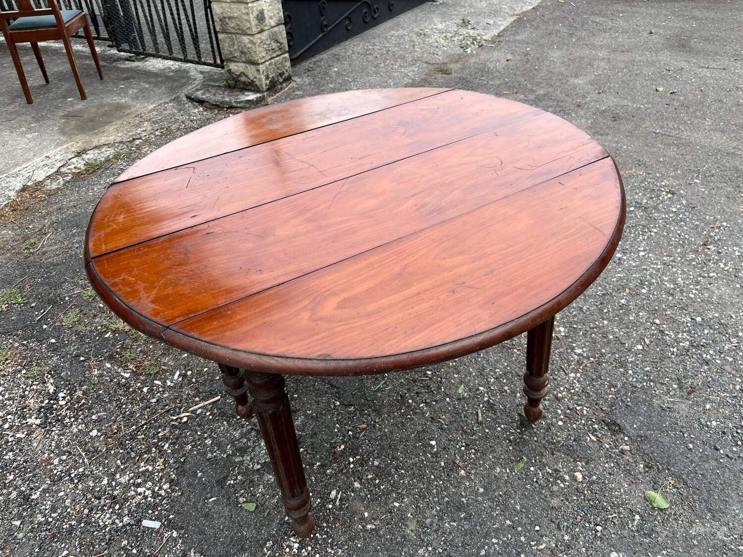 Antique round mahogany table, turned and fluted legs