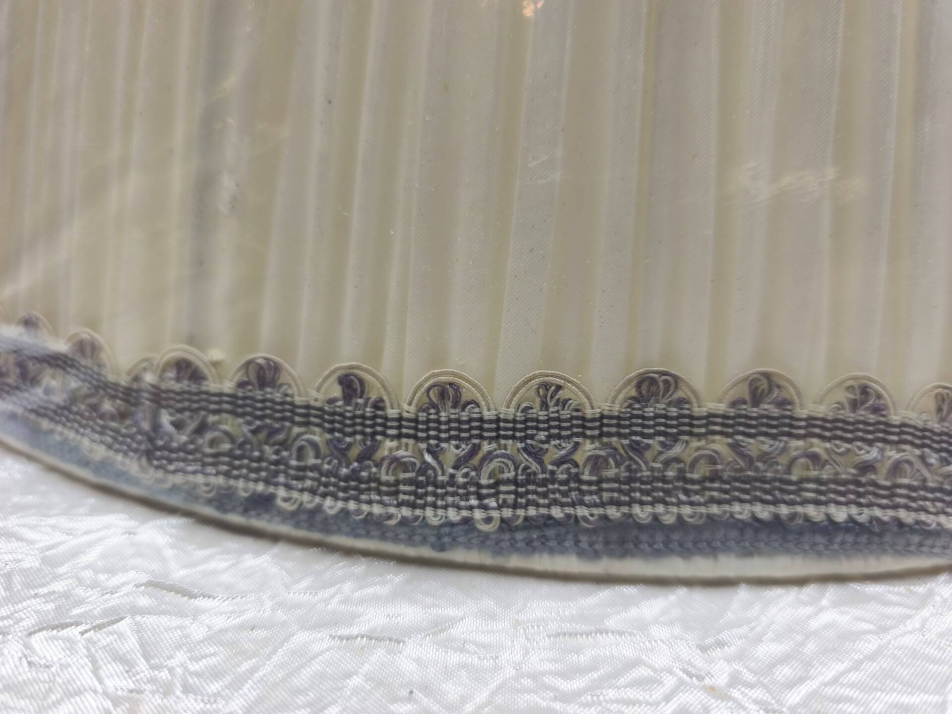 Set of 3 large vintage pleated fabric lampshades – trimmings –