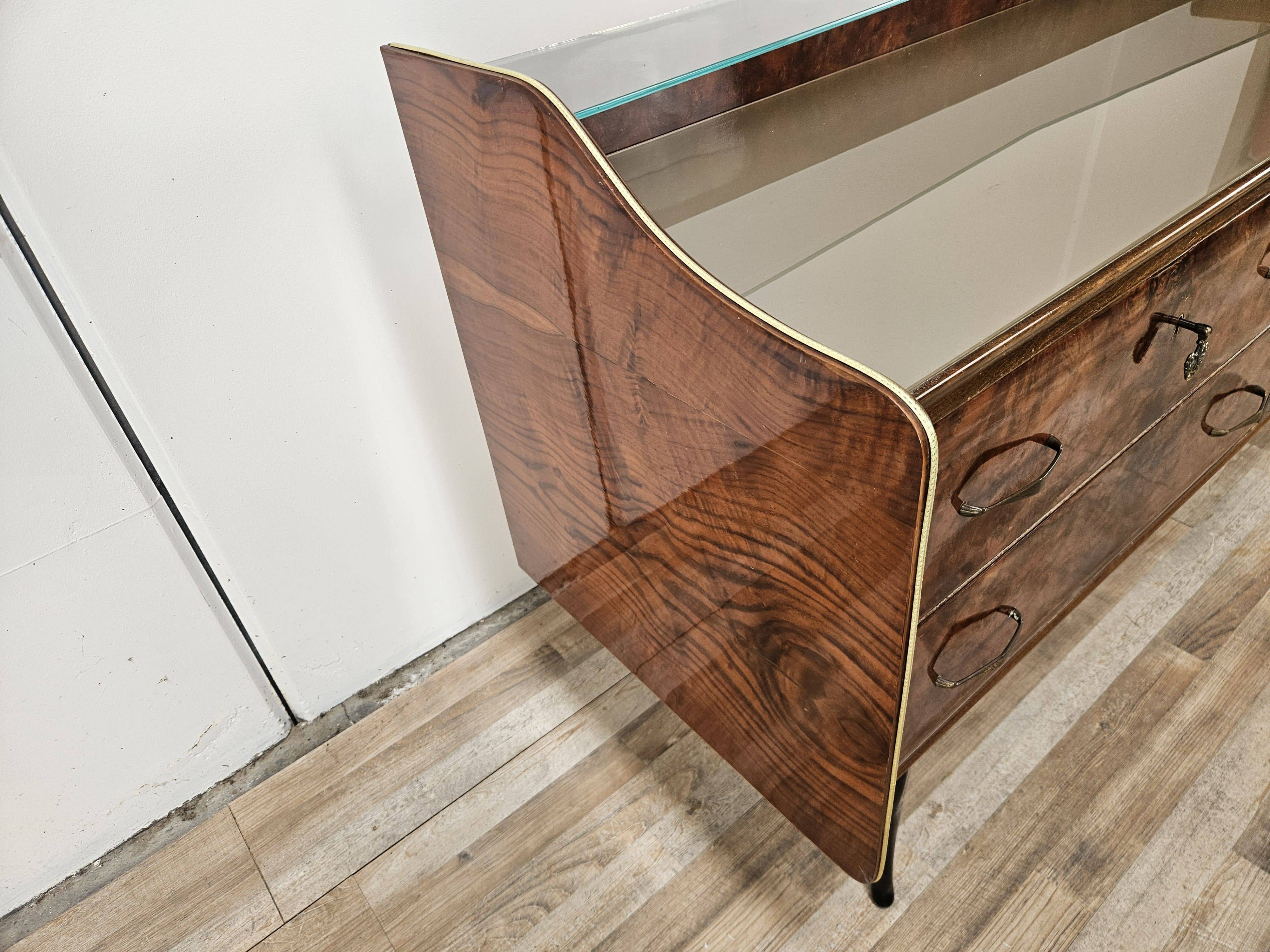 Commode en noyer avec dessus en verre double.