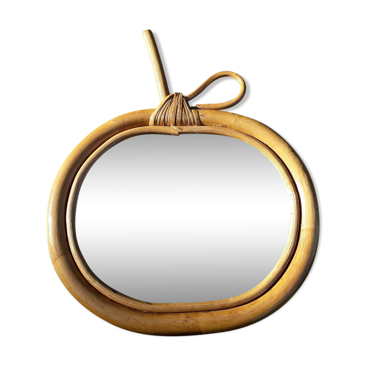 Rattan apple mirror 32 x 38 cm