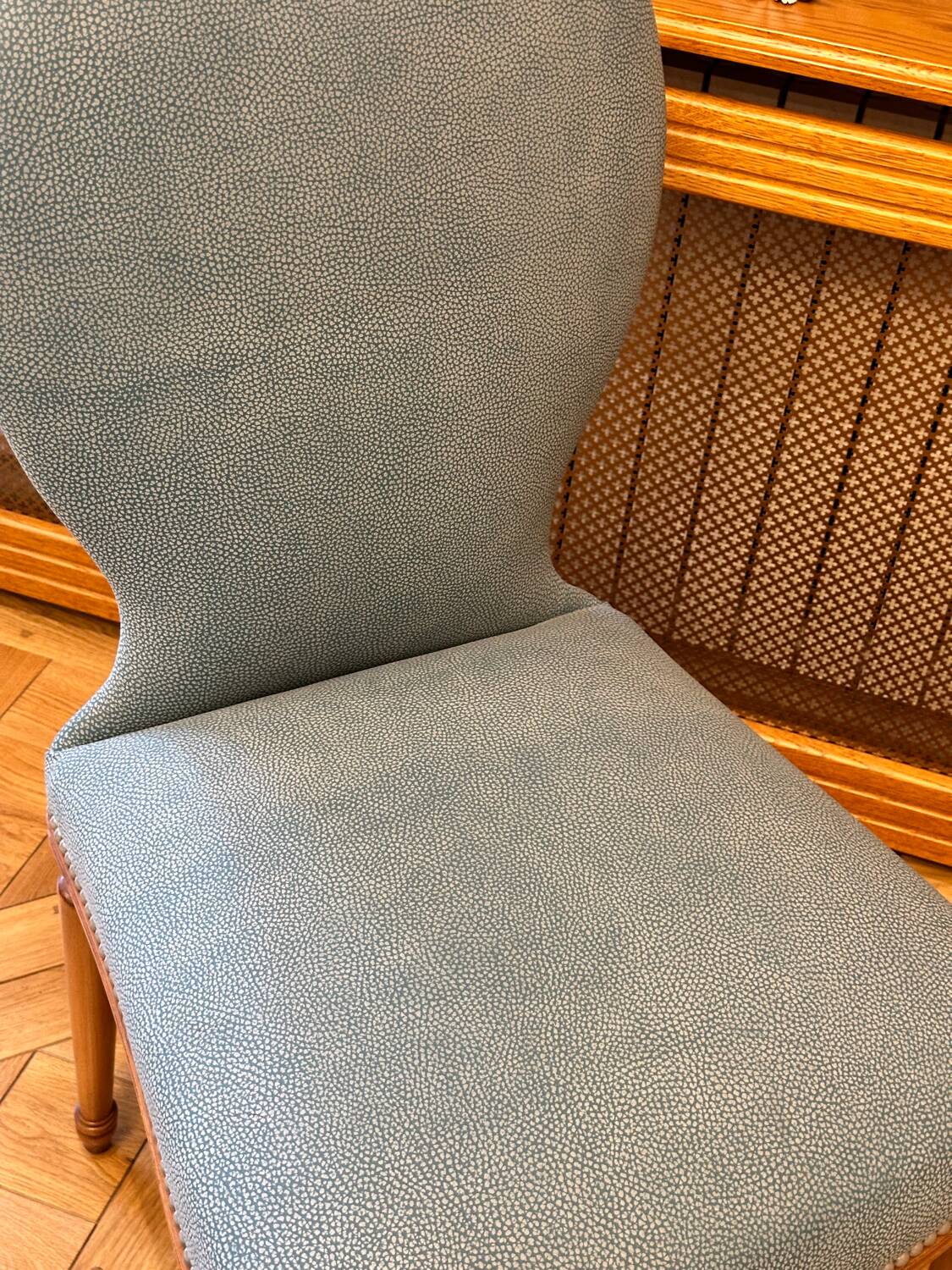 Table ghibli en verre avec 8 chaises parisiennes pieds sabrés roche bobois