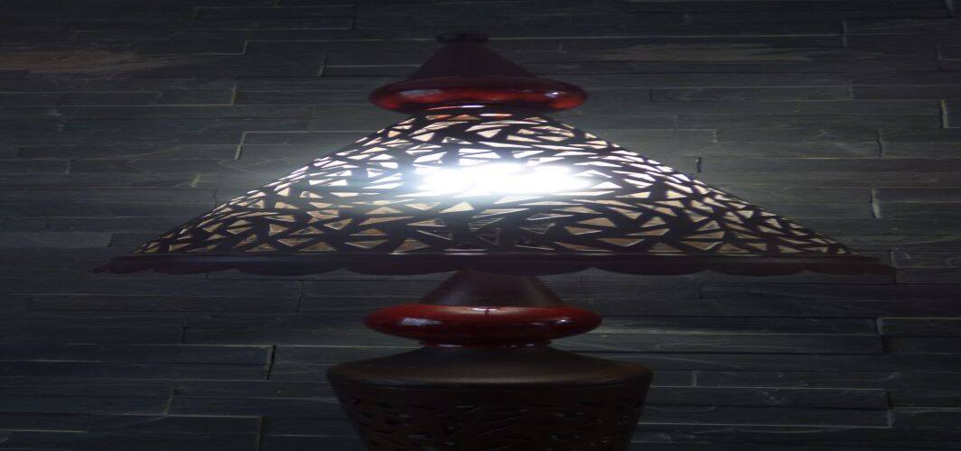 Très grande lampe chic de style Marocain en métal et verre H 96.50 cm