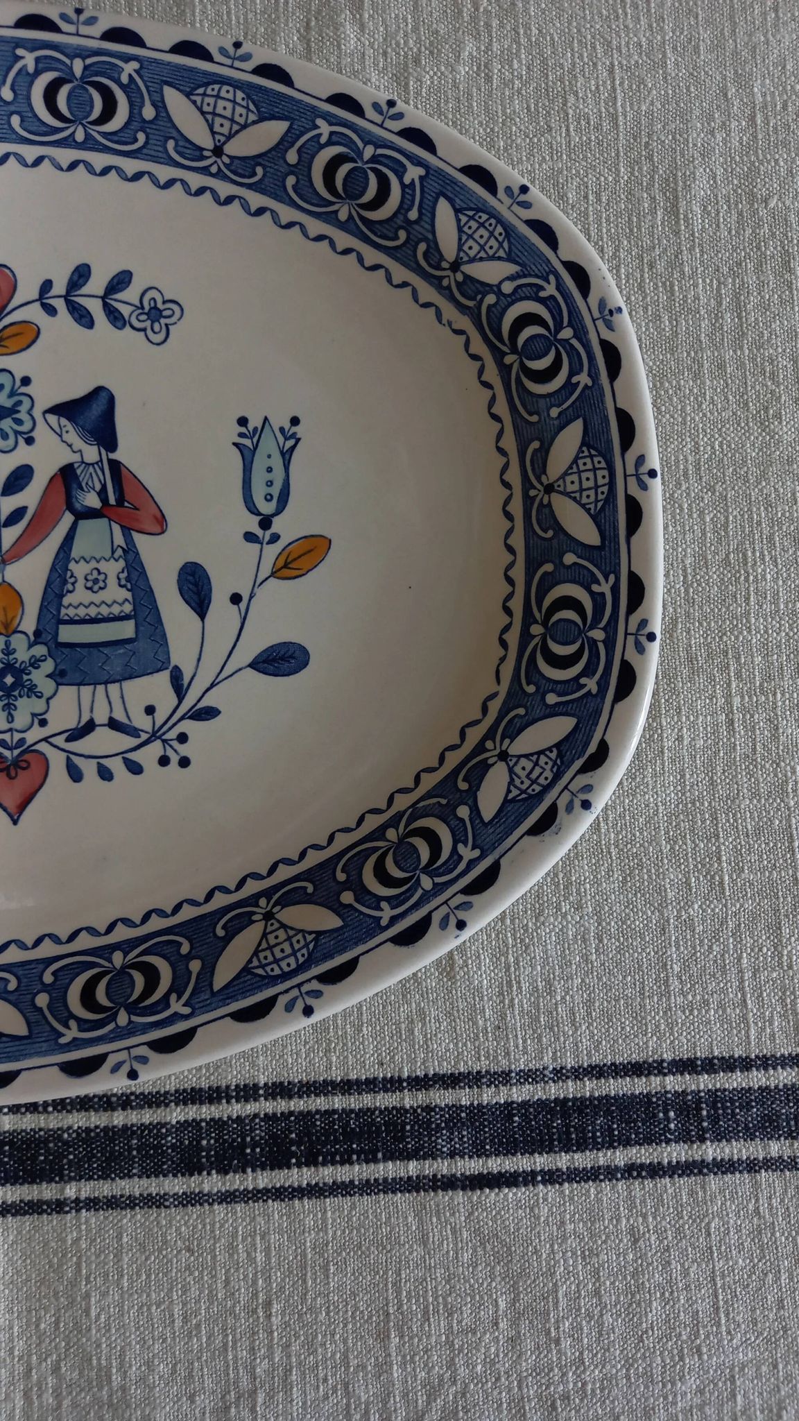 Oval plate Johnson Brothers "Hearts & Flowers"