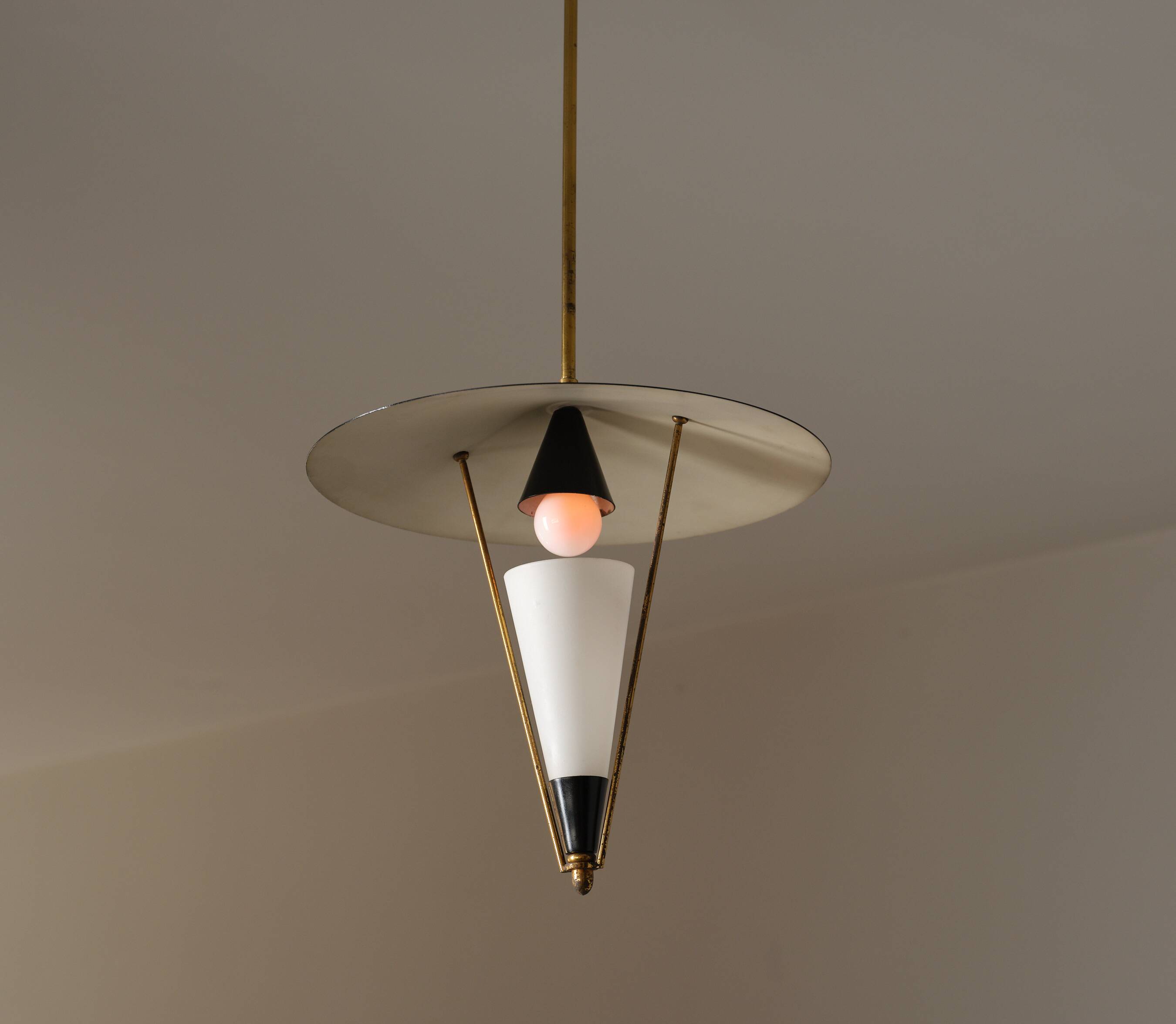 Suspension italienne en laiton et émail noir, attribuée à Stilnovo, années 1950