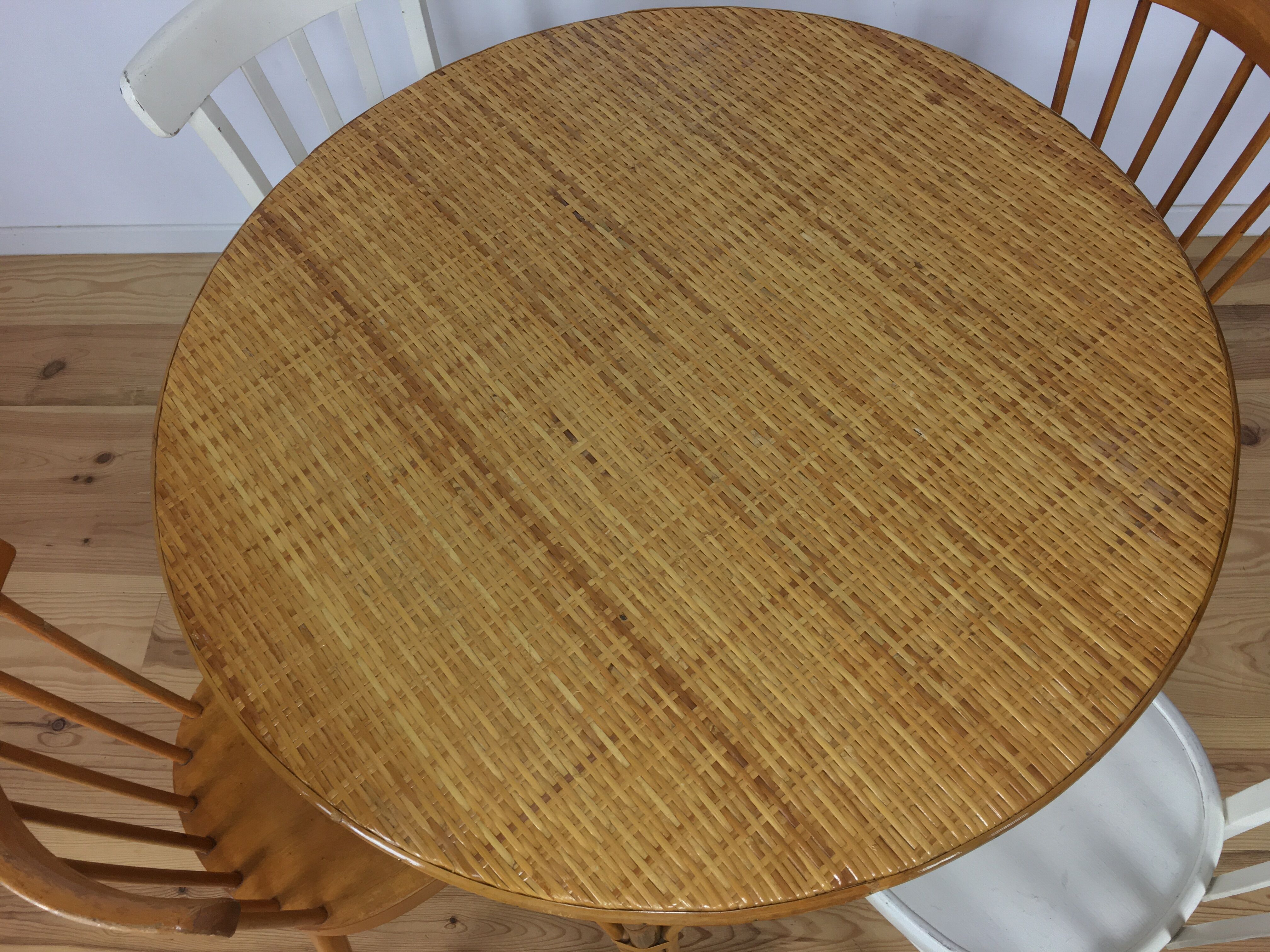 Round dining table 4 people rattan