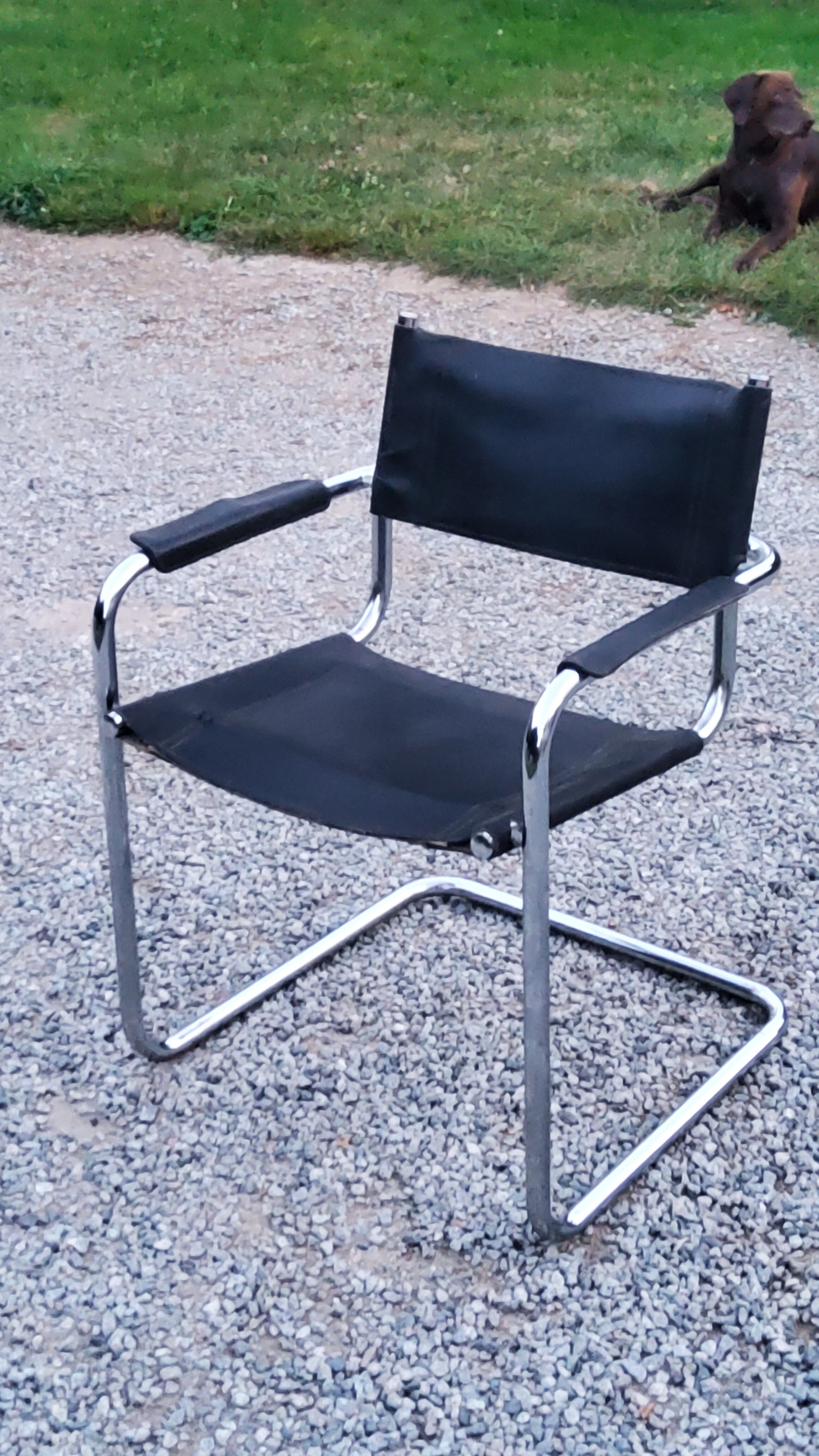 Fauteuil style MG5 tubes chromés assise et dossier cuir noir