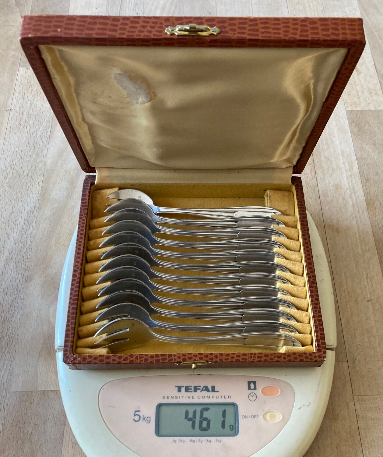 Art Deco oyster forks in punched silver metal, leatherette box