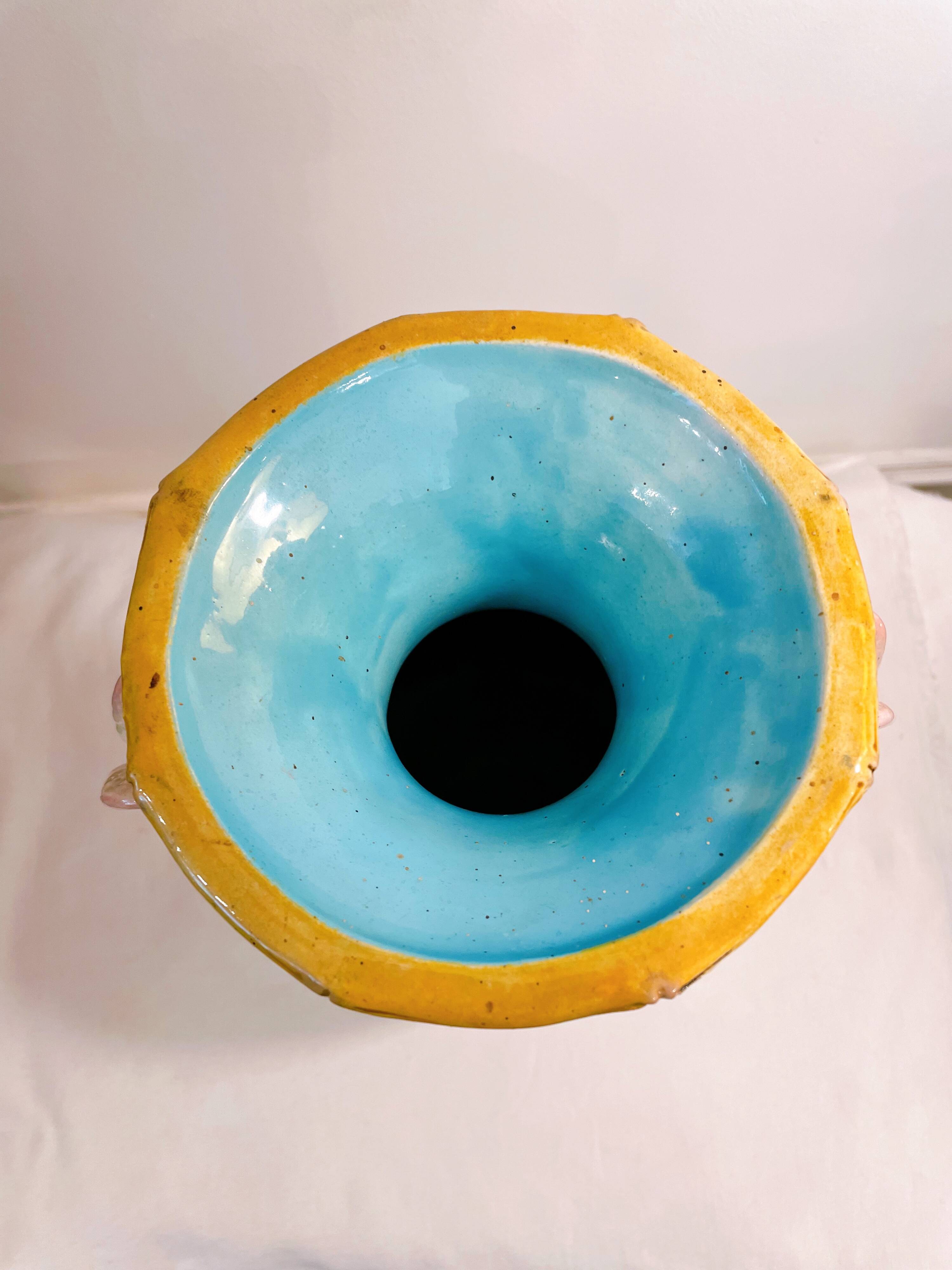 Vase en barbotine émaillée à décor d'oiseaux et bambou