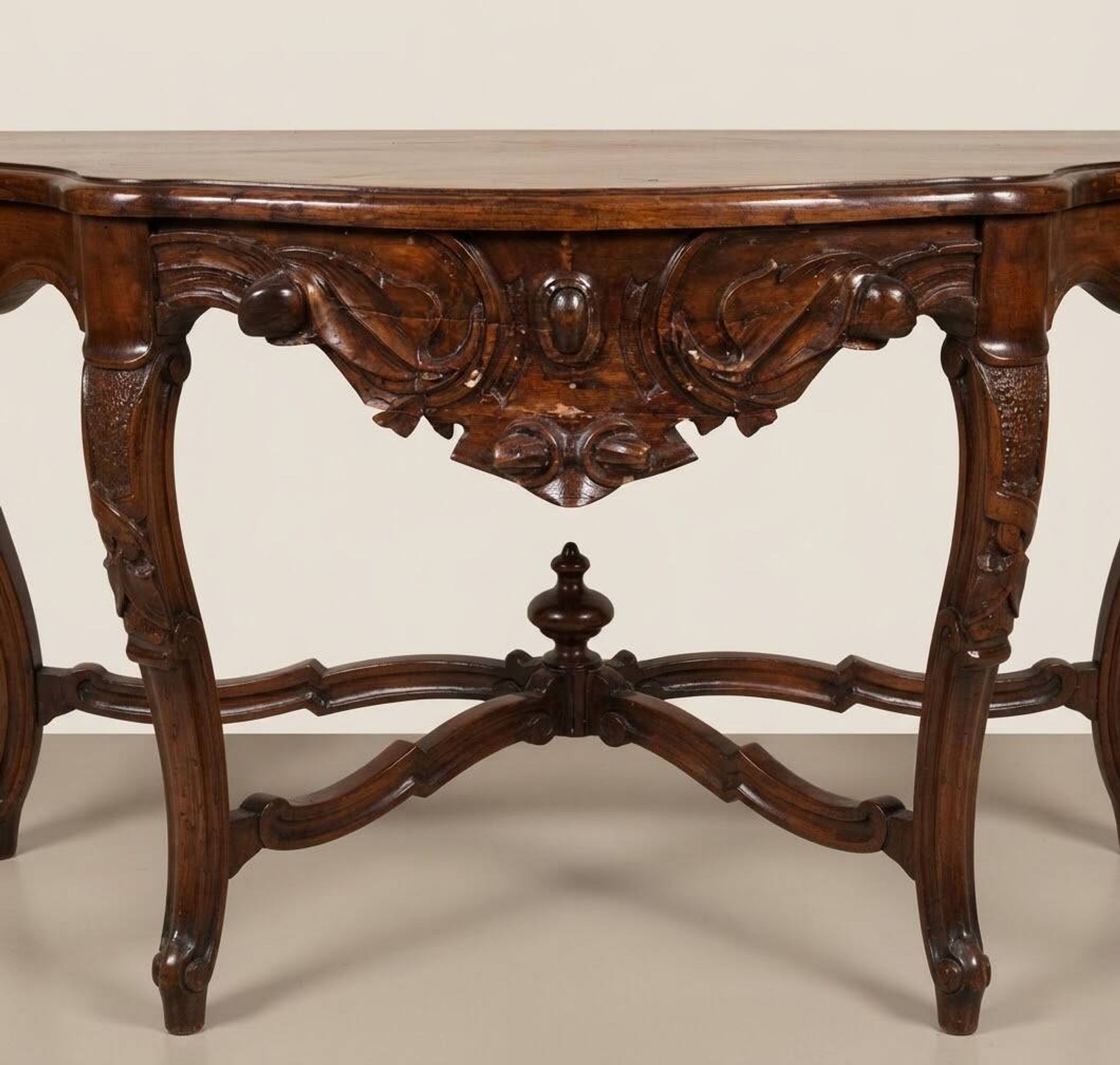 Antique console in carved walnut in the Louis-Philippe style.